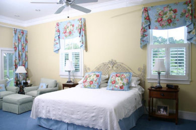 Стильный дизайн: большая хозяйская спальня в классическом стиле с бежевыми стенами, ковровым покрытием и синим полом без камина - последний тренд