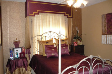 Esempio di una camera da letto chic di medie dimensioni con pareti beige