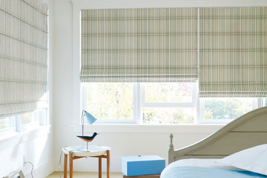 На фото: хозяйская спальня среднего размера в стиле неоклассика (современная классика) с бежевыми стенами и ковровым покрытием