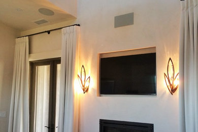 サンフランシスコにある広いコンテンポラリースタイルのおしゃれな主寝室 (白い壁、濃色無垢フローリング、標準型暖炉、漆喰の暖炉まわり、茶色い床) のインテリア