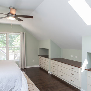 Modelo de dormitorio tipo loft, clásico renovado, de tamaño medio, sin chimenea, con suelo de madera oscura y paredes verdes