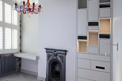 Kleines Eklektisches Gästezimmer mit grauer Wandfarbe in London