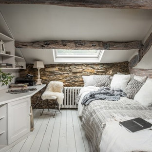 Idee per una camera degli ospiti country di medie dimensioni con pareti beige, pavimento in legno verniciato e pavimento bianco