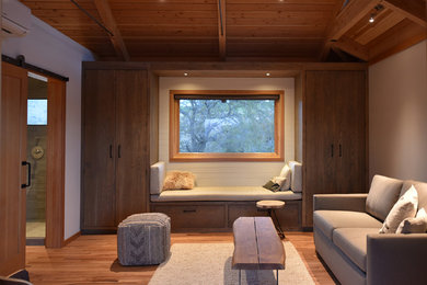 Стильный дизайн: гостевая спальня (комната для гостей) в стиле кантри с светлым паркетным полом и серыми стенами - последний тренд