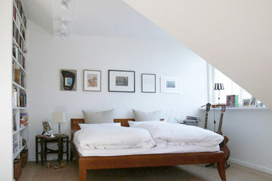 Mittelgroßes Klassisches Schlafzimmer ohne Kamin mit weißer Wandfarbe und hellem Holzboden in Hamburg