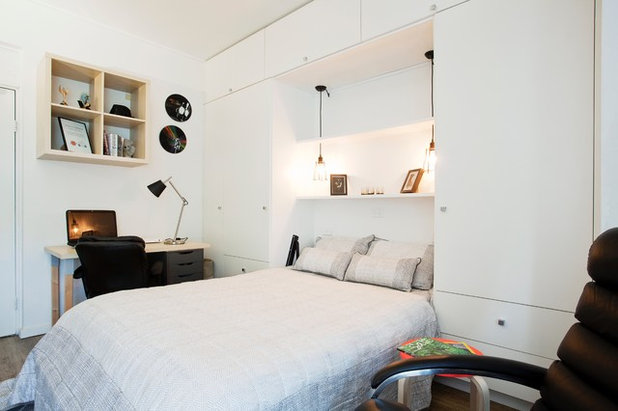 Modern Bedroom by Seaside Creative Interiors
