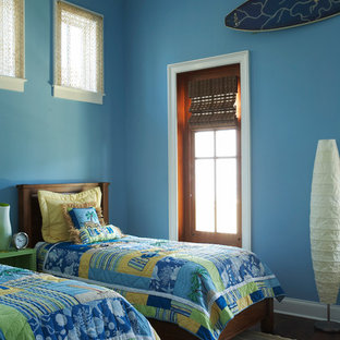 Foto de habitación de invitados costera con paredes azules y suelo de madera oscura