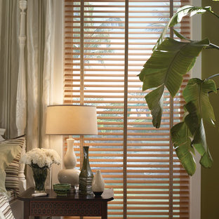 Imagen de dormitorio tropical, grande, con paredes verdes