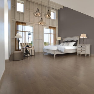 Foto de dormitorio principal, minimalista, grande, sin chimenea, con paredes grises, suelo de madera clara y suelo gris