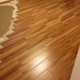 Imagen de dormitorio principal, rústico, de tamaño medio, con suelo de baldosas de cerámica