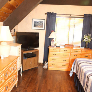 Foto de dormitorio rústico con suelo laminado y suelo marrón