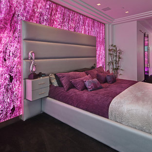 Modelo de dormitorio principal, actual, grande, con paredes multicolor y moqueta