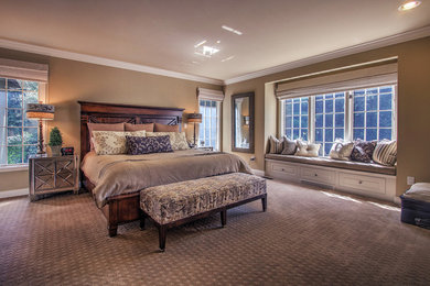 シアトルにある広いトランジショナルスタイルのおしゃれな主寝室 (ベージュの壁、カーペット敷き、暖炉なし)