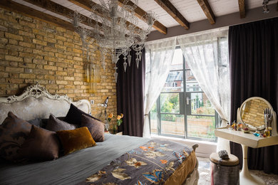 ロンドンにあるエクレクティックスタイルのおしゃれな寝室 (茶色い壁) のインテリア
