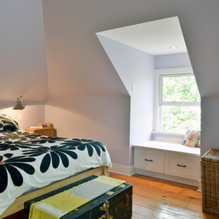 Modelo de dormitorio principal con paredes púrpuras y suelo de madera clara