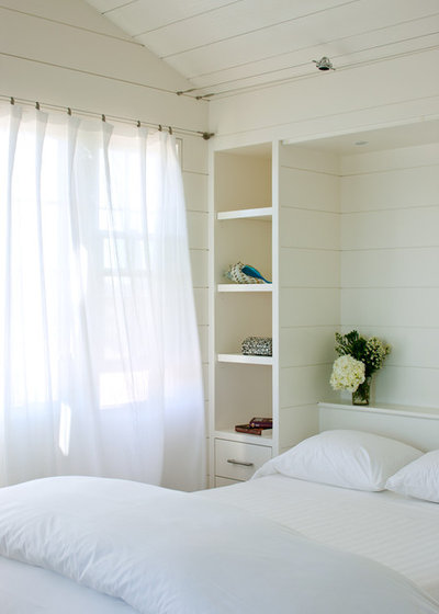 Beach Style Bedroom by Woodmeister Master Builders