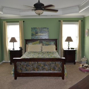 Imagen de dormitorio principal, clásico, con paredes verdes y moqueta