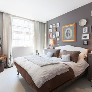 Modelo de habitación de invitados bohemia, de tamaño medio, con paredes grises, suelo de madera pintada y suelo blanco