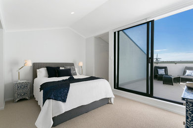 シドニーにある中くらいなコンテンポラリースタイルのおしゃれな主寝室 (白い壁、カーペット敷き、ベージュの床) のインテリア