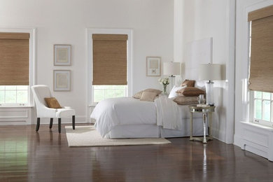 他の地域にある広いトランジショナルスタイルのおしゃれな主寝室 (白い壁、濃色無垢フローリング、暖炉なし、茶色い床) のレイアウト