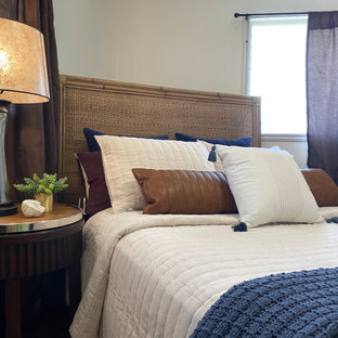 Modelo de habitación de invitados madera, tradicional, con paredes beige, suelo de bambú y madera