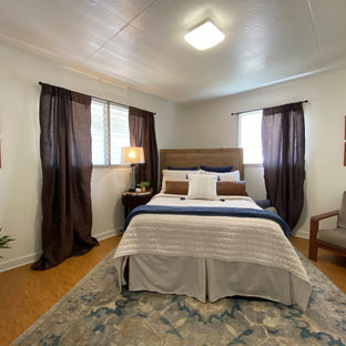 Imagen de habitación de invitados madera, clásica, con paredes beige, suelo de bambú y madera