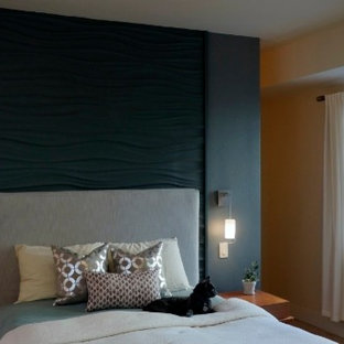 Foto de habitación de invitados actual, grande, sin chimenea, con paredes azules, suelo de travertino y suelo beige
