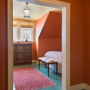 Großes Landhaus Gästezimmer mit roter Wandfarbe und gebeiztem Holzboden in Burlington