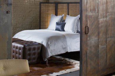 デンバーにある中くらいなコンテンポラリースタイルのおしゃれな寝室 (濃色無垢フローリング、茶色い床)