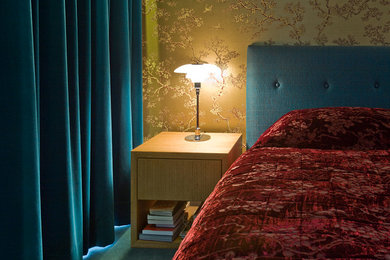 キャンベラにある小さなミッドセンチュリースタイルのおしゃれな主寝室 (白い壁、カーペット敷き、暖炉なし、青いカーテン)