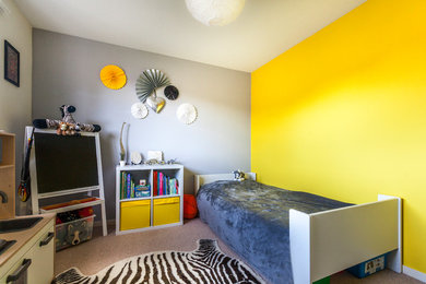 ケントにある中くらいなコンテンポラリースタイルのおしゃれな主寝室 (黄色い壁) のレイアウト