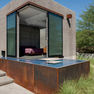 Diseño de dormitorio principal, minimalista, con paredes grises y suelo de cemento