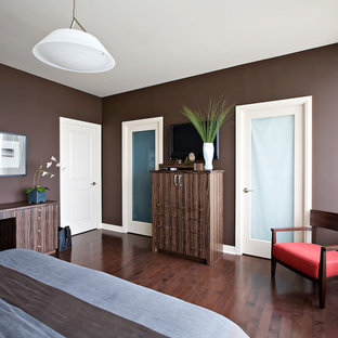 Diseño de dormitorio clásico con paredes marrones, suelo de madera oscura y suelo marrón