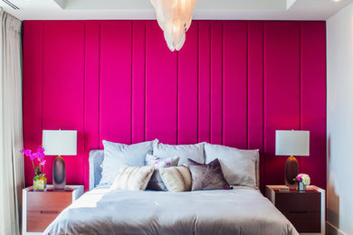 Ejemplo de dormitorio principal clásico renovado con paredes rosas y suelo de madera oscura