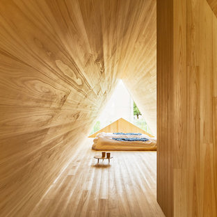 Imagen de dormitorio de estilo zen, pequeño, con paredes marrones, suelo de madera clara y suelo marrón