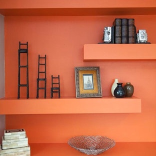 Imagen de habitación de invitados minimalista, pequeña, sin chimenea, con parades naranjas y suelo de madera oscura