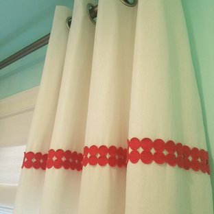 Diseño de dormitorio bohemio, de tamaño medio, con paredes azules y moqueta