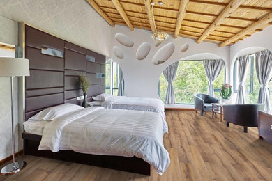 Foto de dormitorio principal actual grande sin chimenea con paredes blancas, suelo de madera en tonos medios y suelo marrón