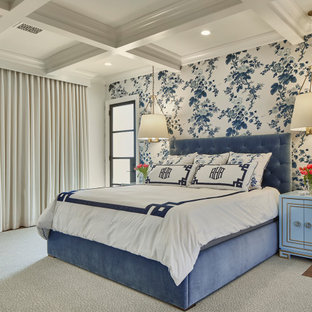 Klassisches Gästezimmer ohne Kamin mit weißer Wandfarbe, Teppichboden, buntem Boden, Kassettendecke und Tapetenwänden in Dallas