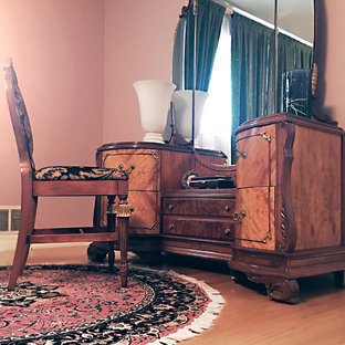 Ejemplo de dormitorio principal, tradicional, de tamaño medio, sin chimenea, con paredes rosas, suelo de madera clara y suelo beige