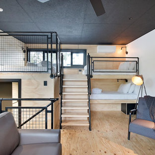 Inspiration för ett litet industriellt sovloft, med vita väggar, plywoodgolv och beiget golv