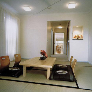 Foto de habitación de invitados asiática con paredes azules y tatami