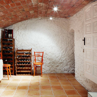 Cette image montre une cave à vin chalet avec un sol en carreau de terre cuite.
