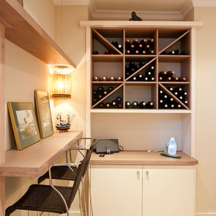 Modelo de bodega mediterránea con botelleros de rombos, suelo de madera clara y suelo beige