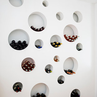 Foto de bodega industrial con suelo de madera en tonos medios, botelleros y suelo marrón