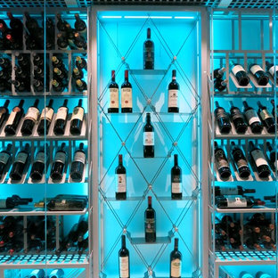 Foto di una cantina design di medie dimensioni con pavimento in gres porcellanato, portabottiglie a vista e pavimento grigio