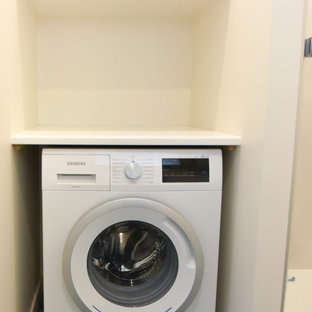 Nordisk inredning av ett litet vit linjärt vitt grovkök med garderob, med luckor med profilerade fronter, vita skåp, laminatbänkskiva, beige stänkskydd, beige väggar, klinkergolv i terrakotta och turkost golv