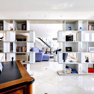 Cette image montre un bureau design avec un mur beige, un bureau indépendant et un sol beige.