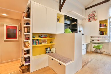 Idée de décoration pour un petit bureau design avec un mur jaune, parquet clair, un bureau intégré, une bibliothèque ou un coin lecture, aucune cheminée et un sol marron.