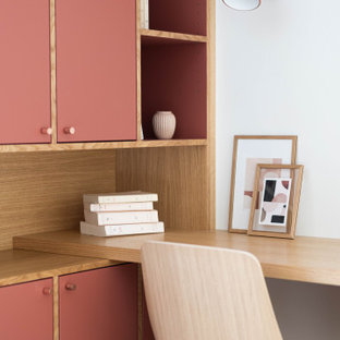 Aménagement d'un petit bureau scandinave avec un mur blanc, un bureau intégré et un sol gris.